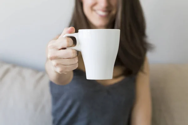 Menutup tangan wanita memegang secangkir kopi di kamar tidurnya — Stok Foto