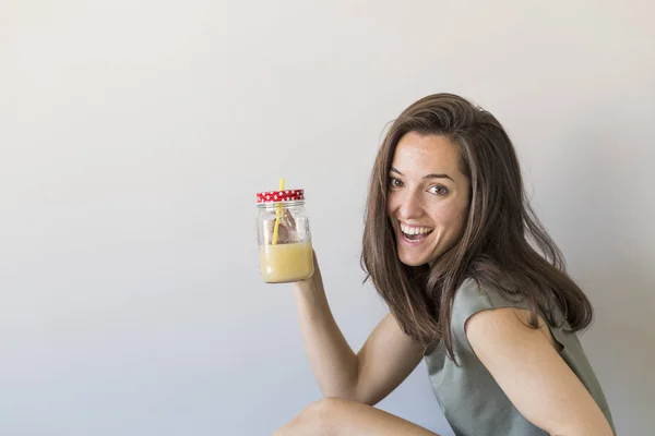 Wanita muda yang cantik bersenang-senang dengan jus sehat di tangan — Stok Foto