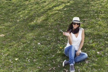 Akıllı telefonunda müzik dinlemek güzel ve genç birbayan. O