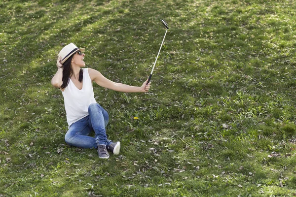 Wanita muda cantik mengambil gambar dengan tongkat selfie. Havi — Stok Foto