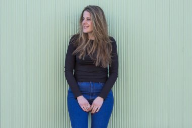 açık havada gülümseyen güzel bir genç kadının portresi. Yeşil geri