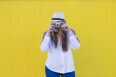 vintage fotoğraf makinesi ile fotoğraf çekimi güzel ve genç birbayan. Siz