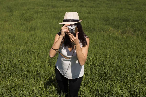 Wanita muda yang bahagia dan cantik mengambil gambar di atas backgrou hijau — Stok Foto