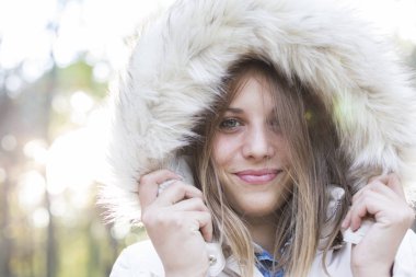 açık havada portre seyir geldi güzel bir genç kadının