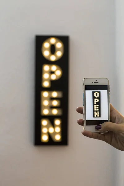 Wanita mengambil gambar dengan ponsel ke Open Sign Neon Li — Stok Foto