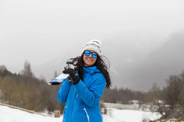 Bellissima sciatrice sulla cima della montagna. Nebbia. Stagione invernale — Foto Stock