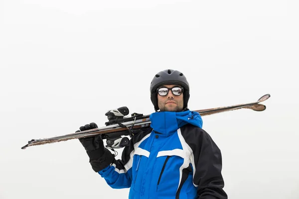 Esquiador guapo en la cima de la montaña. Niebla. Temporada de invierno. S — Foto de Stock