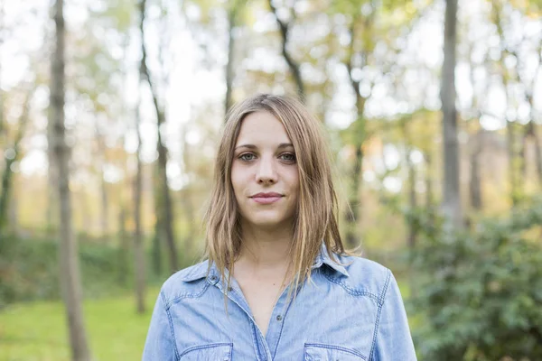 Portrait en plein air d'une belle jeune femme regardant le venu — Photo