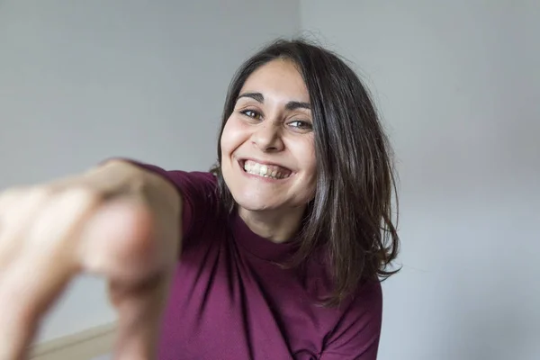 Portrait intérieur d'une jeune belle femme souriante et pointue — Photo