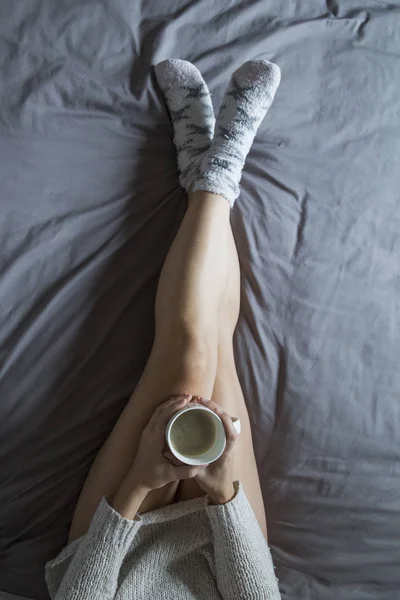 Hermosa joven disfrutando de café en la cama en su dormitorio. Hom. —  Fotos de Stock