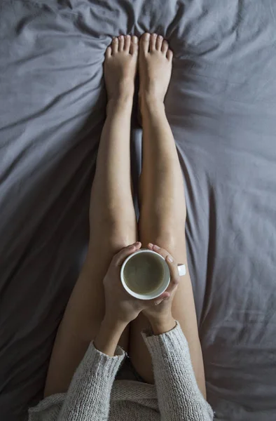 Belle jeune femme profitant du café sur le lit dans sa chambre. Hom ! — Photo