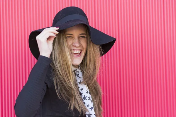 Potret seorang wanita muda yang cantik dengan topi bergaya, dia s — Stok Foto