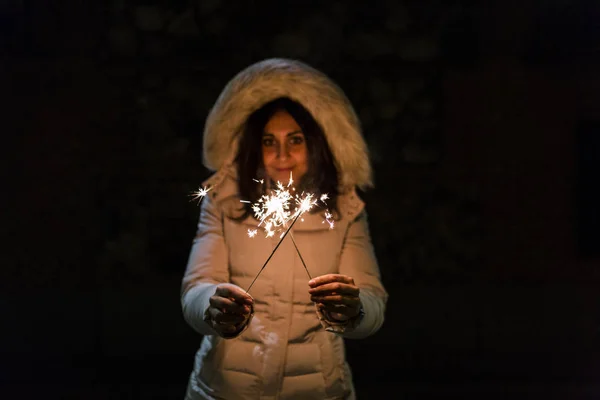 Bella giovane donna che tiene una scintilla di notte, divertendosi e — Foto Stock