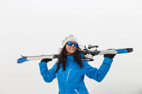 Hermosa mujer esquiadora sonriendo en la cima de la montaña. Niebla. Winte. — Foto de Stock