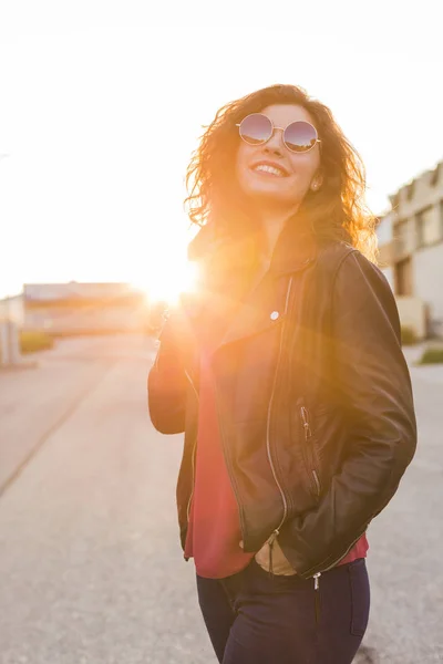 Potret luar ruangan seorang wanita muda yang cantik saat matahari terbenam mengenakan m — Stok Foto