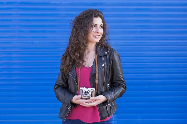 Potret seorang wanita cantik muda memegang kamera vintage di atas b — Stok Foto