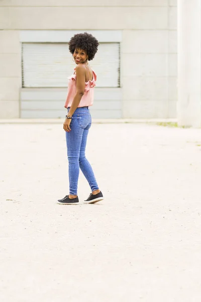Potret seorang wanita muda bahagia afro american indah tersenyum — Stok Foto