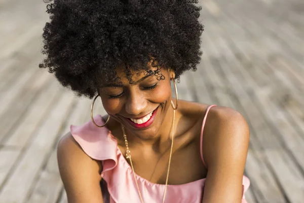 Ritratto ravvicinato di una giovane donna afro-americana felice Foto Stock Royalty Free