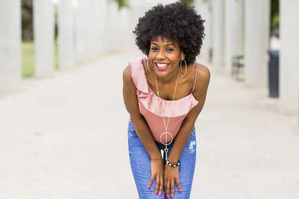 Ritratto di una felice giovane donna afro-americana sorridente Immagine Stock