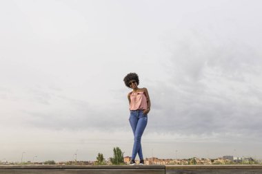 Mutlu genç güzel afro portresi Amerikan Ahşap merdiven üzerinde