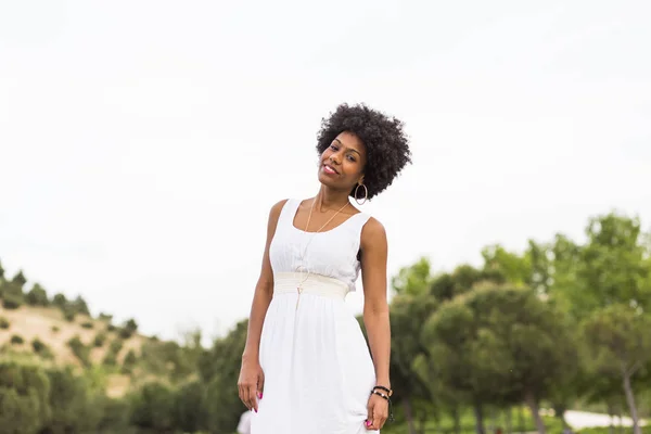 Potret dari Happy young beautiful afro american woman memakai — Stok Foto