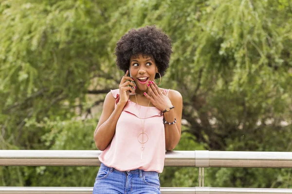 Potret seorang wanita muda bahagia afro american indah tersenyum — Stok Foto
