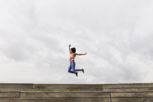 Feliz joven hermosa afro americana mujer escuchando música en — Foto de Stock