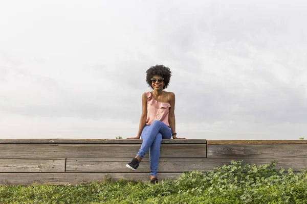 Potret seorang wanita muda bahagia afro american indah duduk — Stok Foto