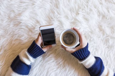 bir akıllı telefon üzerinde beyaz backgro tutan kadın el Üstten Görünüm