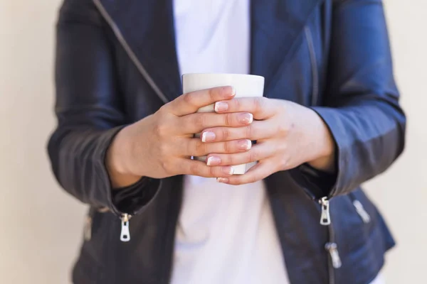 Menutup tangan wanita sambil memegang secangkir kopi. cuaca cerah . — Stok Foto