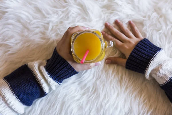 Puncak pandangan tangan wanita memegang kendi jus jeruk menyegarkan — Stok Foto