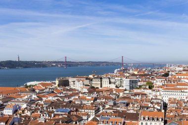 Panoramik manzaralı güzel Lisbon. Portekiz. Mavi gökyüzü. Tatil