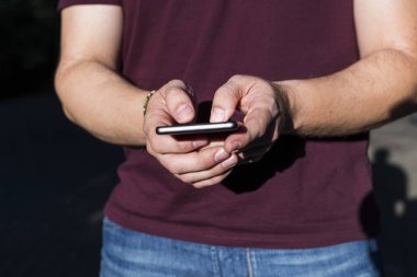 akıllı telefon yazarak adam el görünümünü kapatın. Gündelik clothin