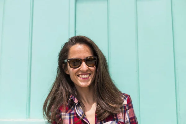 Close up portrait of a young beautiful woman over a turquoise bl — Stok Foto