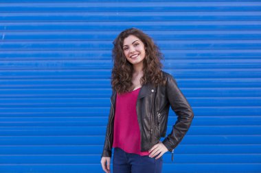 açık havada mavi adam üzerinden güzel bir genç kadının portresi