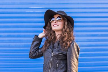 şık şapka ve sunglas olan güzel bir kadın portresi