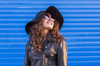 şık şapka ve sunglas olan güzel bir kadın portresi