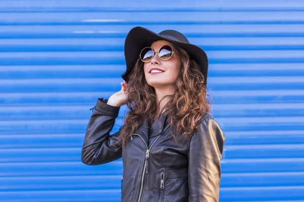Potret seorang wanita cantik muda dengan topi bergaya dan kacamata — Stok Foto