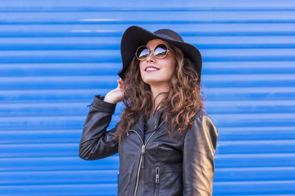 şık şapka ve sunglas olan güzel bir kadın portresi