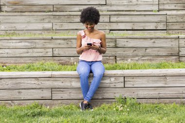 portre açık havada bir güzel genç afro Amerikalı kadının SÜ