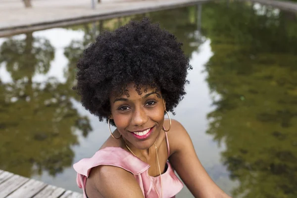 Potret seorang wanita muda bahagia afro american indah duduk — Stok Foto