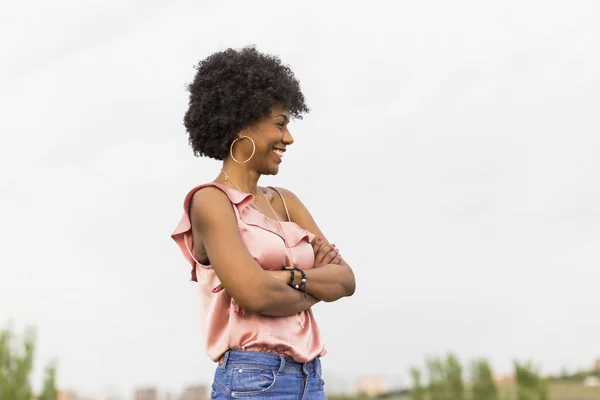 Potret muda bahagia afro american indah tersenyum. Clou — Stok Foto