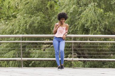 gülümseyerek mutlu bir genç güzel afro Amerikan kadın portresi