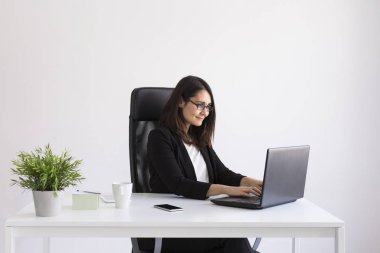 güzel genç iş kadını ofiste onun laptop kullanma. 