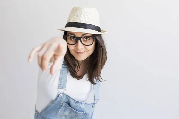 Potret seorang wanita cantik muda dengan kacamata modern dan topi . — Stok Foto