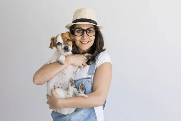 Wanita Muda Yang Cantik Bermain Dengan Anjing Kecilnya Rumah Potret — Stok Foto