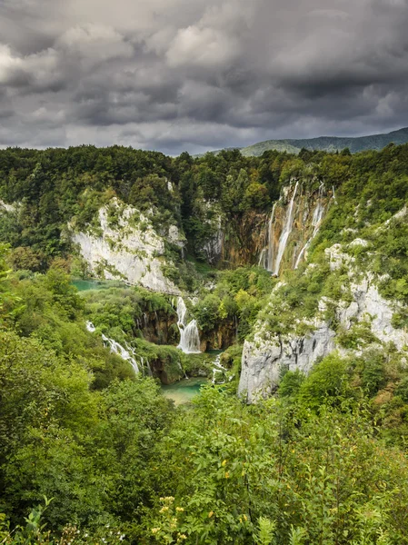 iki ake ve dağlar Plitvicka göl Park peyzaj