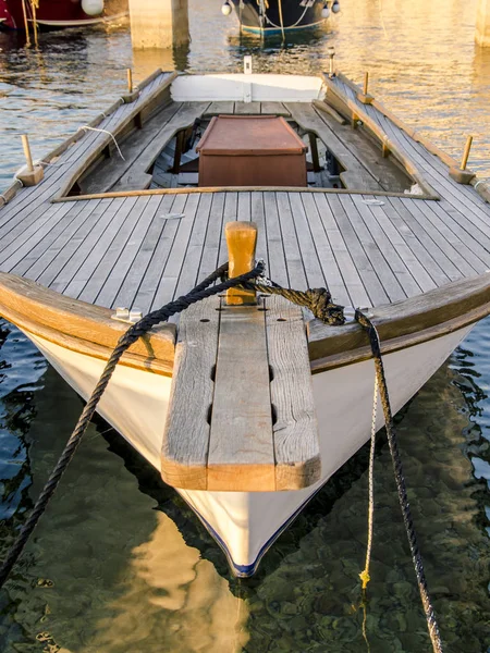 Винтажная лодка на якоре — стоковое фото