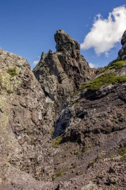 dağ tepe ve kayalar