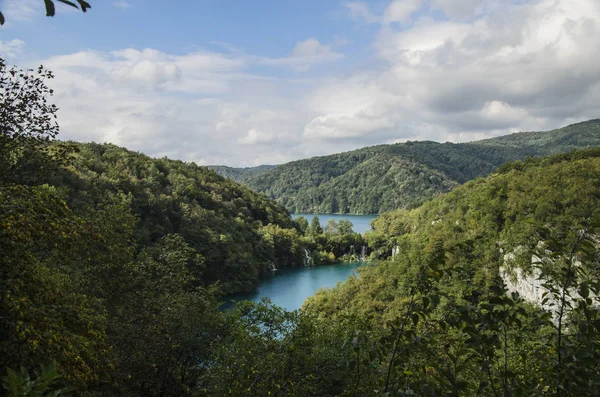 iki ake ve dağlar Plitvice Gölleri Park peyzaj